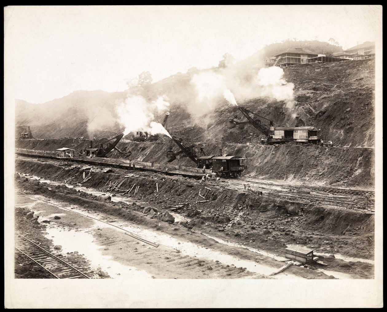 1912年または1913年にパナマ運河の建設に取り組んでいた大型の掘削機の様子（銀ゼラチンプリント） 作： バイロンカンパニー