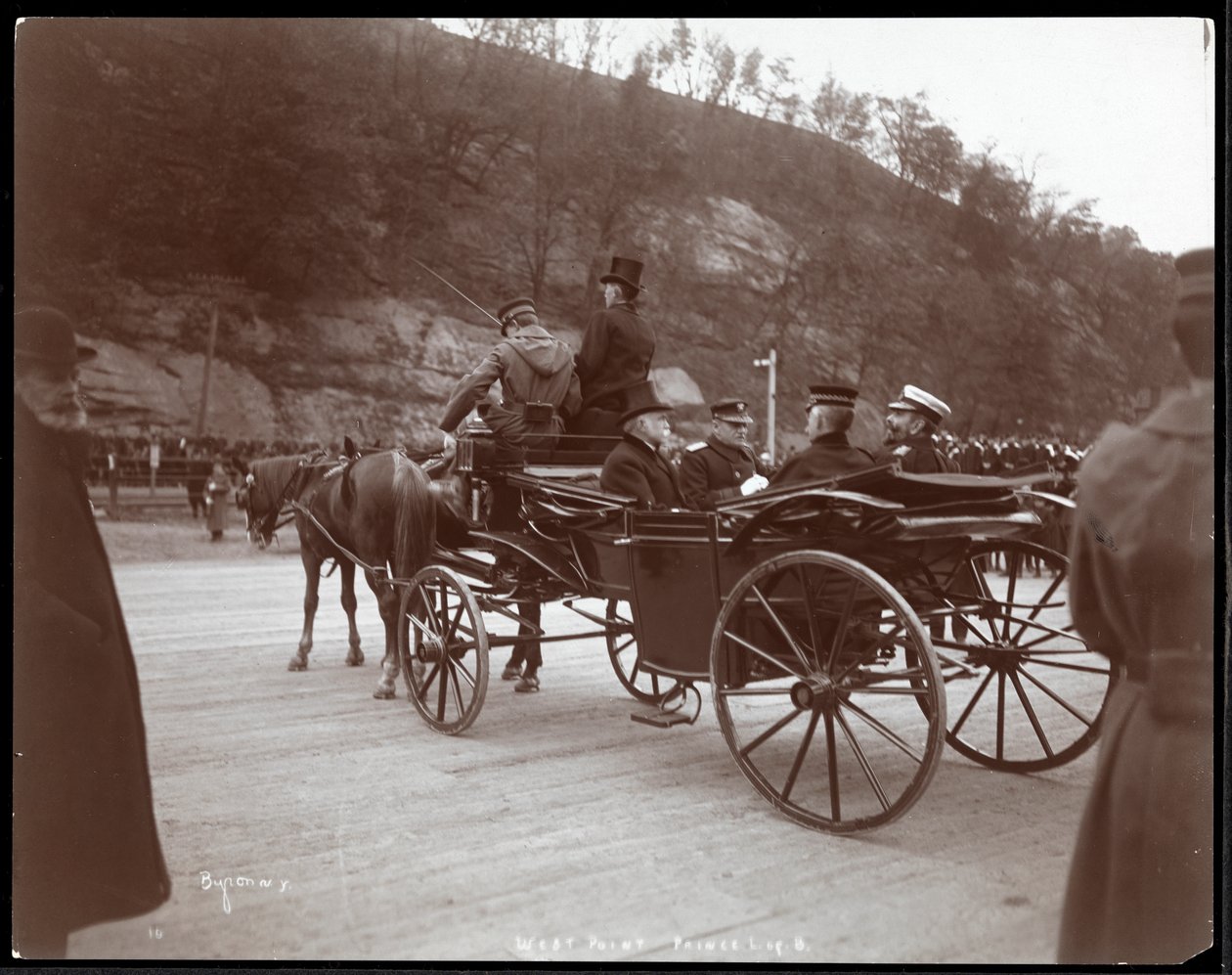 1905年ウェストポイントの馬車に乗っていたロブリーダングリソンエヴァンス少将、王子を含む軍人の眺め（銀ゼラチンプリント） 作： バイロンカンパニー