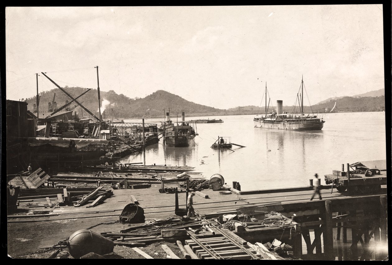 1912年または1913年にパナマのバルボア、太平洋運河の港にある桟橋と港の眺め（銀ゼラチンプリント） 作： バイロンカンパニー