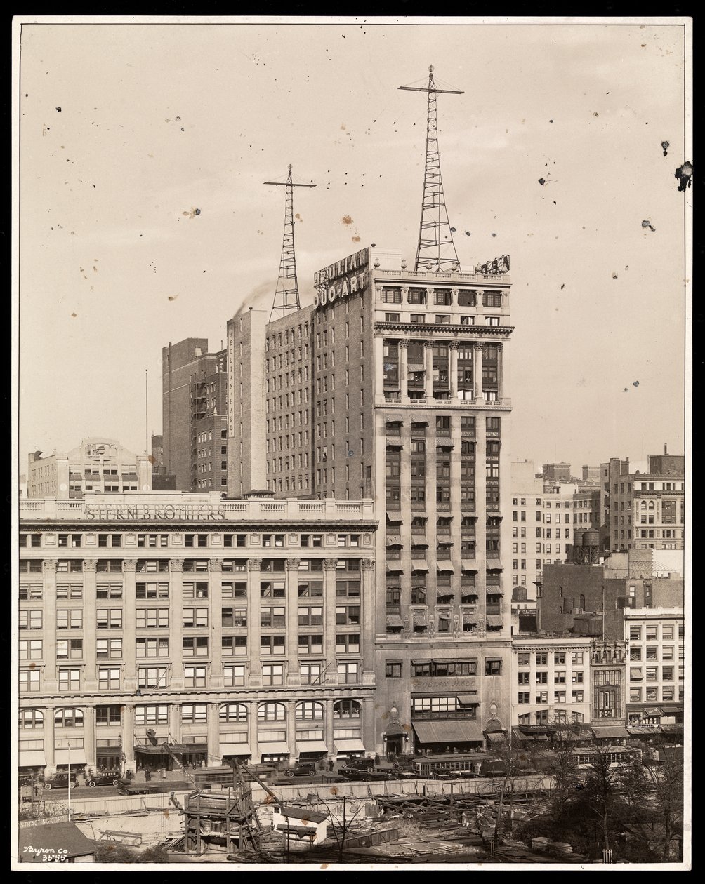 ブライアントパーク越しのエオリアンビルディングの眺め、1924年、ニューヨーク、29 West 42nd Street、ニューヨーク（シルバーゼラチンプリント） 作： バイロンカンパニー