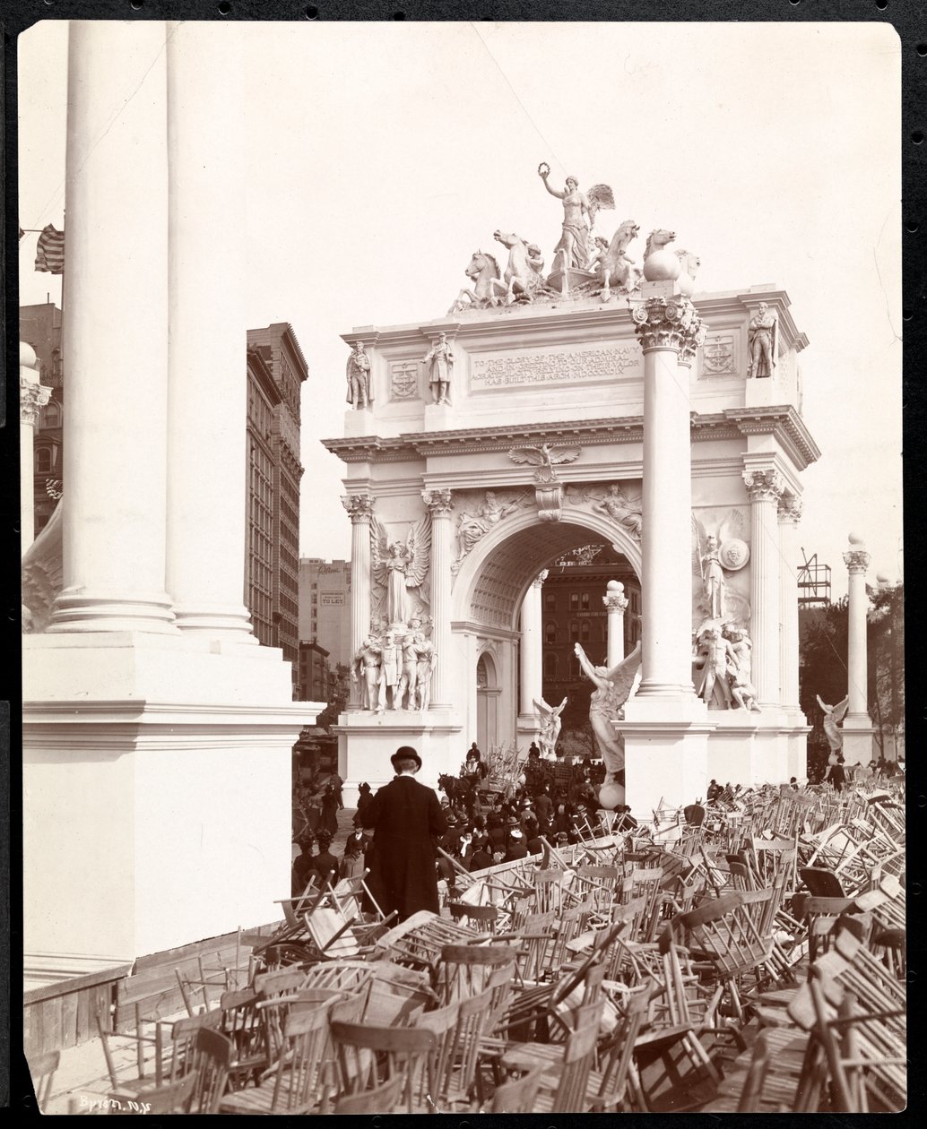 1899年ニューヨーク、デューイパレード後の5番街とマディソンスクエアのデューイアーチの眺め（シルバーゼラチンプリント） 作： バイロンカンパニー