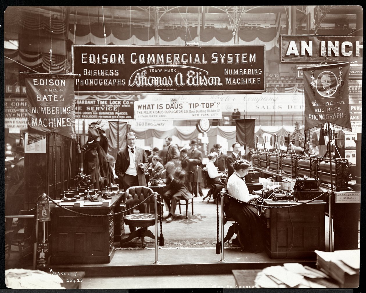 1906年、ニューヨークのマディソンスクエアガーデンでのトレードショーでのオフィス機器のEdison Co.ブースの様子（シルバーゼラチンプリント） 作： バイロンカンパニー