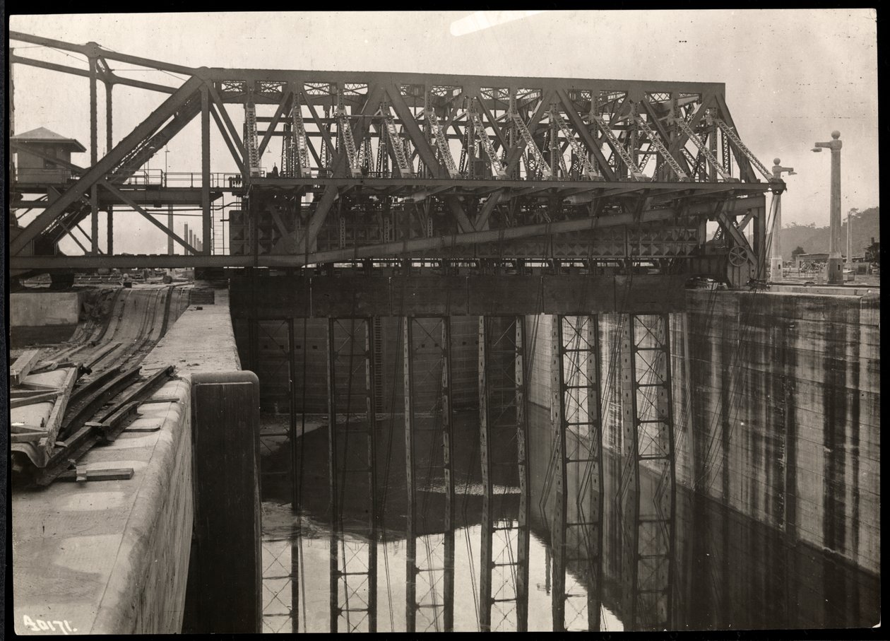1912年または1913年の建設中のパナマ運河の眺め（銀ゼラチンプリント） 作： バイロンカンパニー