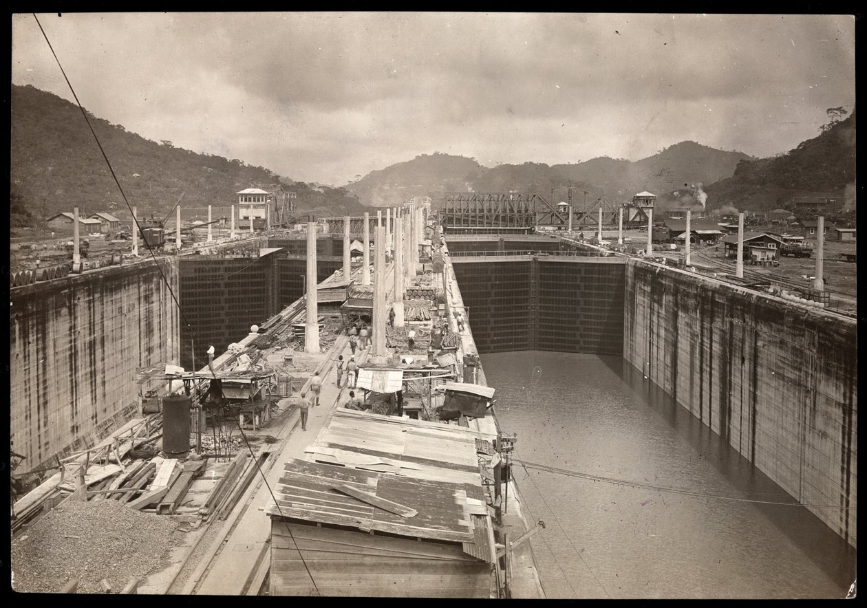 1912年または1913年のパナマ運河の建設中のペドロミゲル水門の眺め（銀ゼラチンプリント） 作： バイロンカンパニー