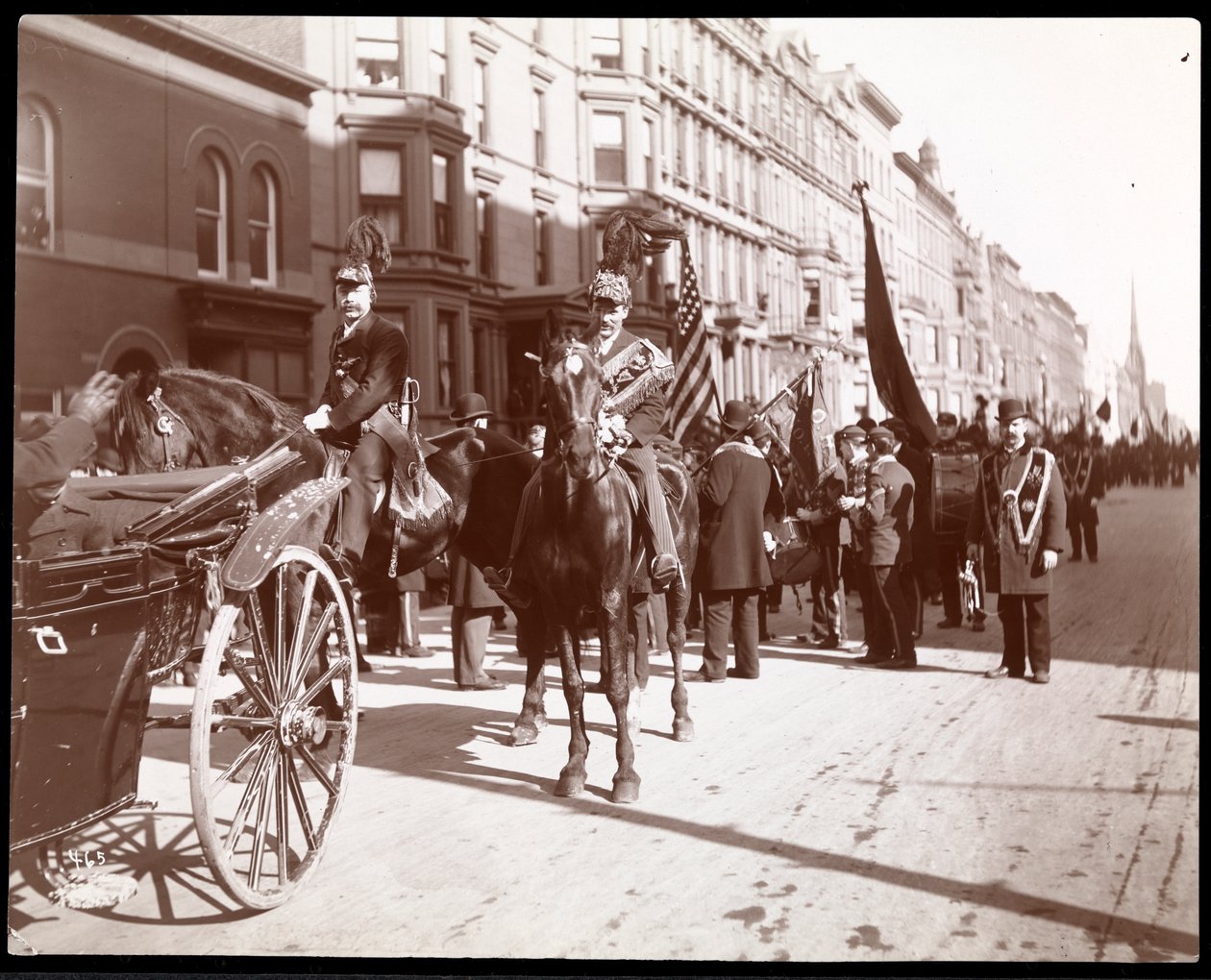 1896年、ニューヨークの5番街の東の57番街に並んだ聖パトリックの日パレードの眺め（銀ゼラチンプリント） 作： バイロンカンパニー