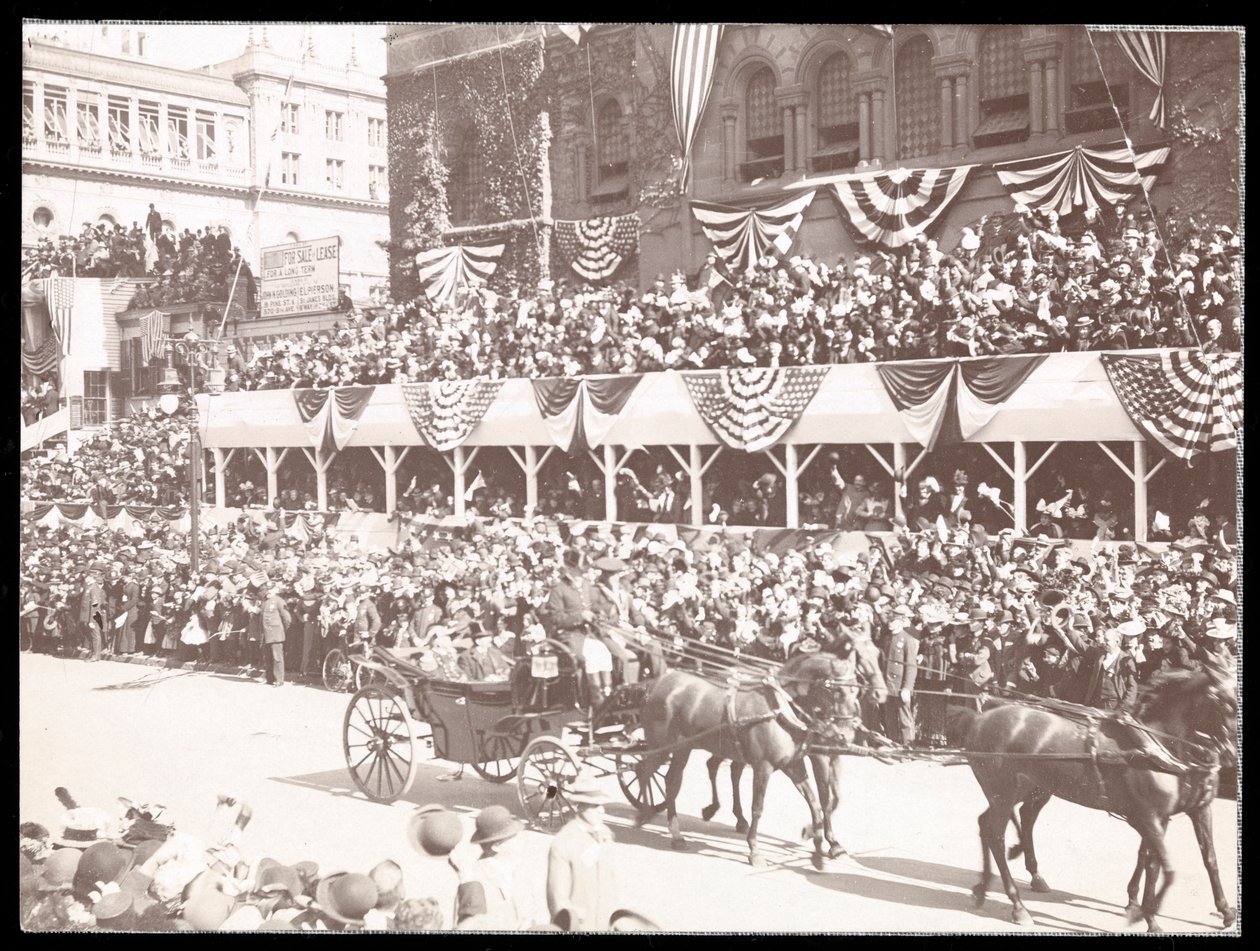 1899年、ニューヨーク、フィフスアベニューのデューイパレードで観客と馬車の眺め（シルバーゼラチンプリント） 作： バイロンカンパニー