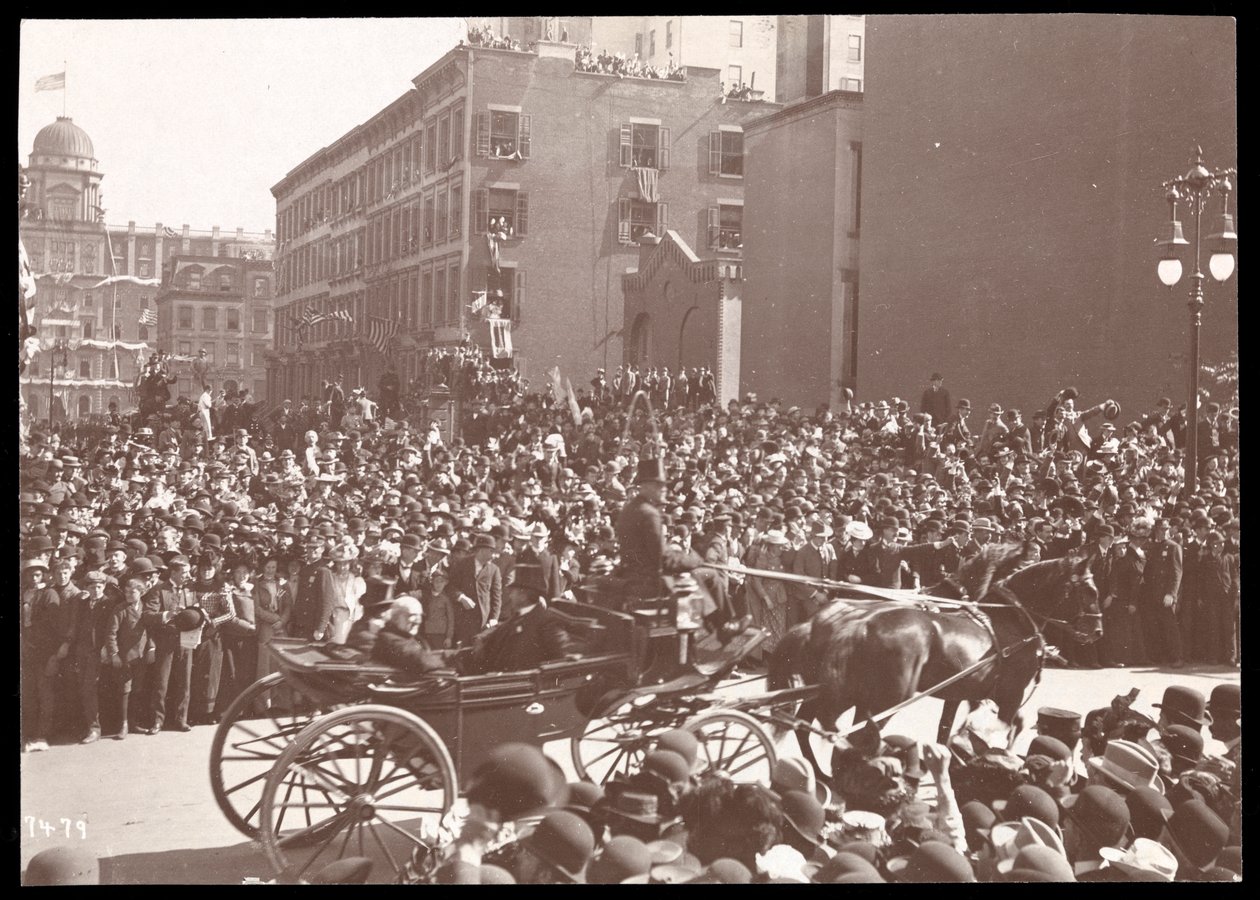 1899年、ニューヨーク、フィフスアベニューのデューイパレードで観客と馬車の眺め（シルバーゼラチンプリント） 作： バイロンカンパニー