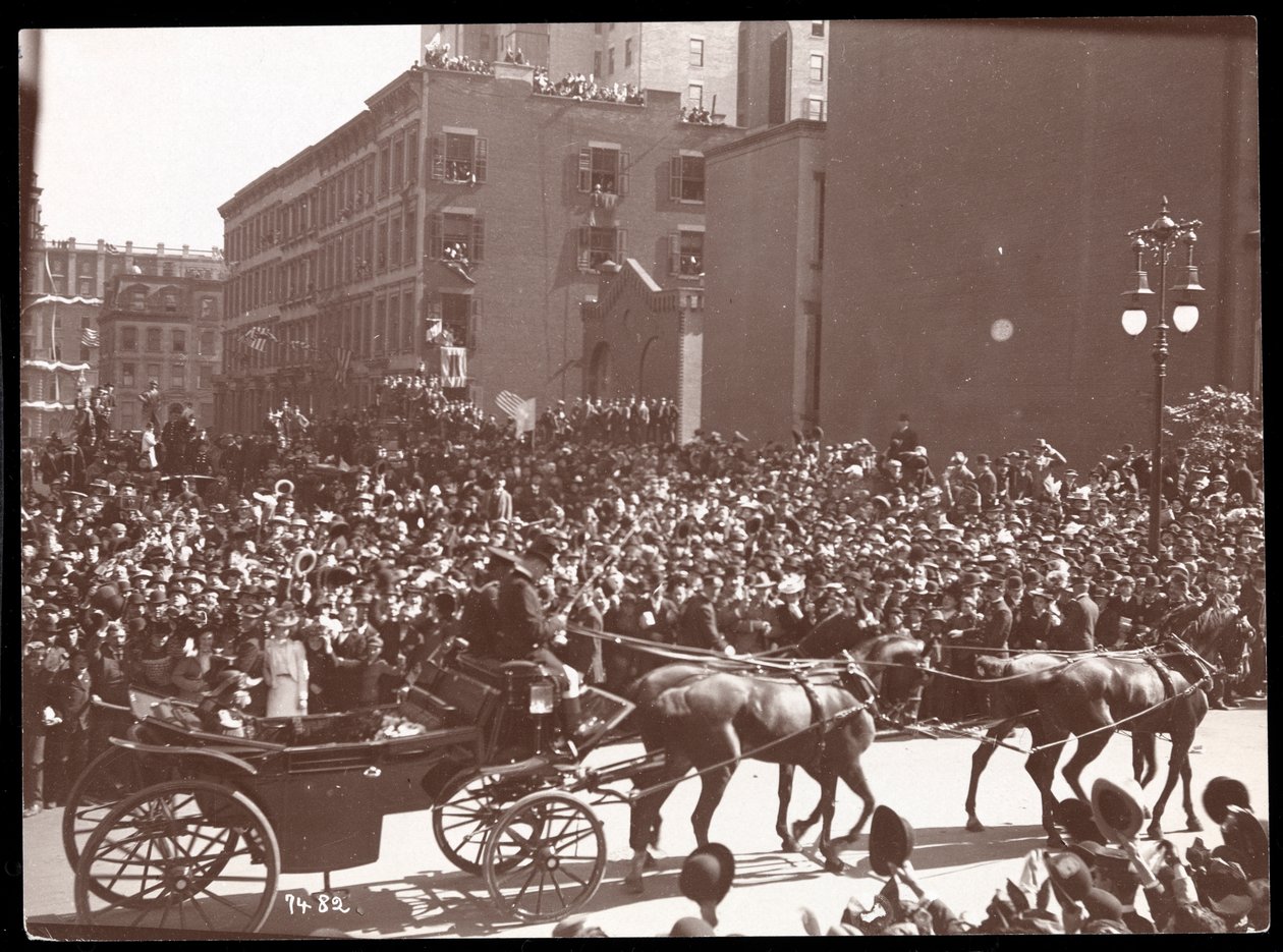 1899年、ニューヨーク、フィフスアベニューのデューイパレードで観客と馬車の眺め（シルバーゼラチンプリント） 作： バイロンカンパニー