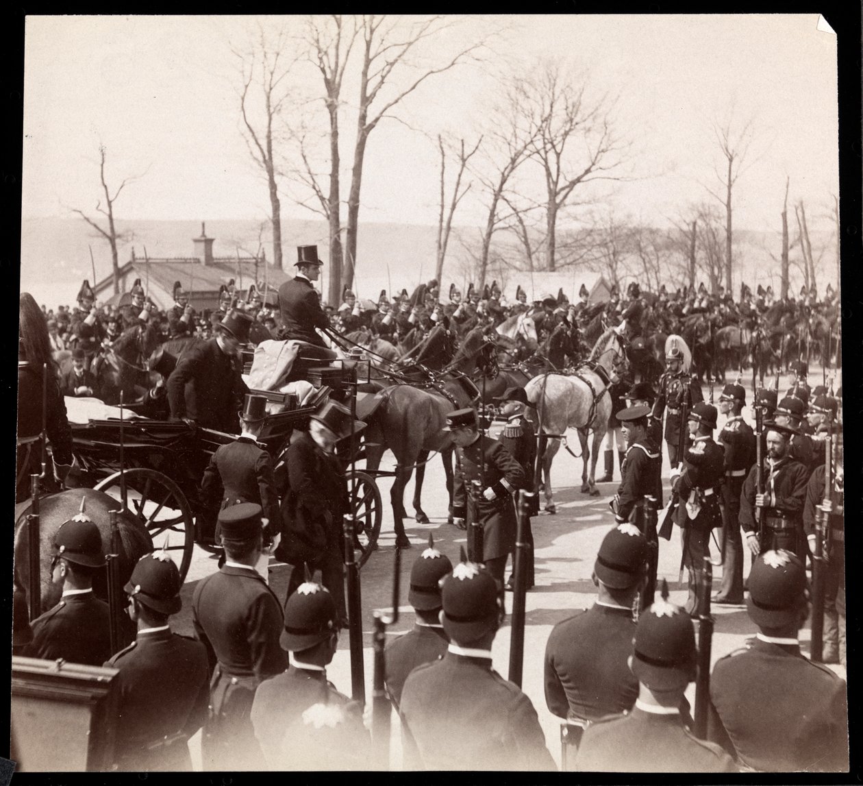 1898年にニューヨークのグラントの墓でハリソン大統領と一緒に馬車を取り囲んでいる群衆と軍人の様子（銀ゼラチンプリント） 作： バイロンカンパニー
