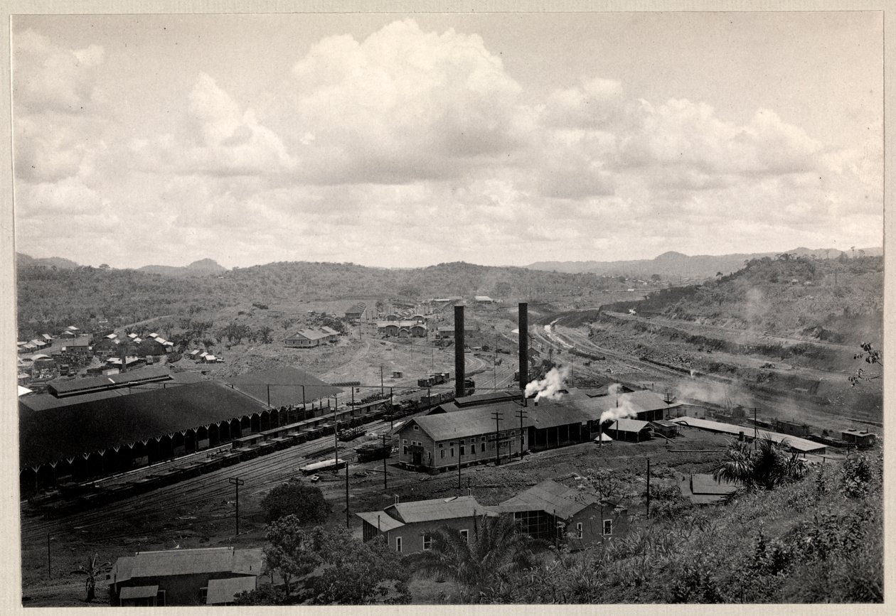 1912年または1913年のパナマ運河の建設近くの鉄道ヤードと工業用建物の眺め（銀ゼラチンプリント） 作： バイロンカンパニー