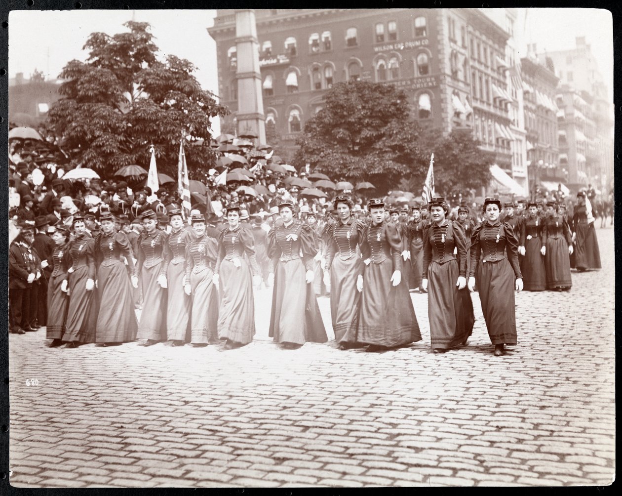 1895年5月、ニューヨーク共和国の大陸軍の娘たちのパレードで行進している女性たちの様子（シルバーゼラチンプリント） 作： バイロンカンパニー