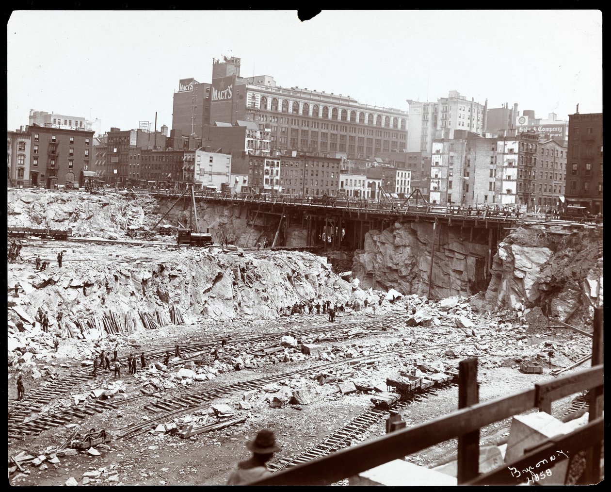 1906年にニューヨークのペンシルベニア駅の巨大な発掘現場で働く労働者の様子（銀ゼラチンプリント） 作： バイロンカンパニー