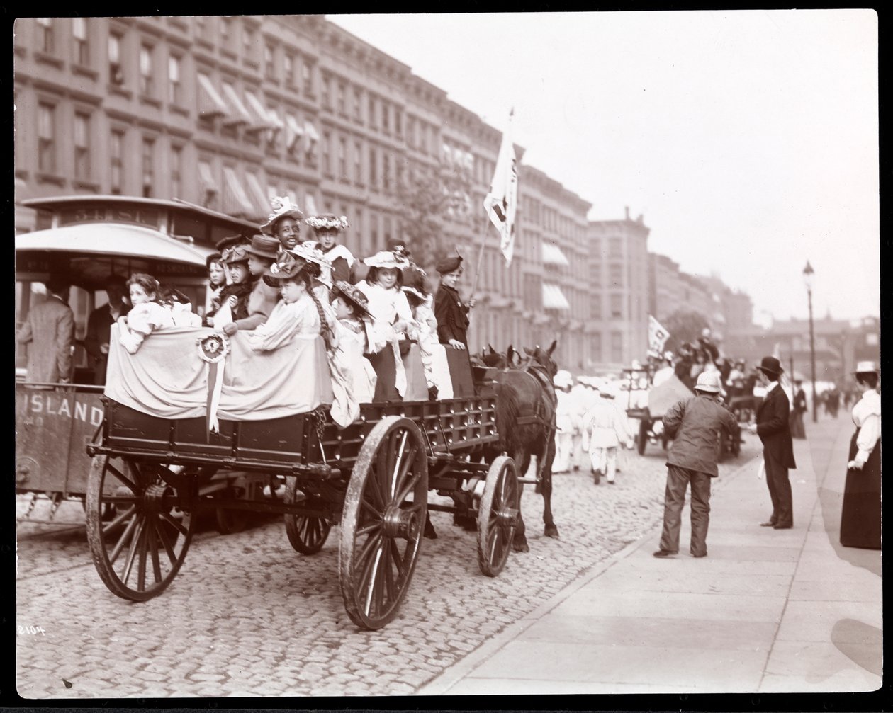 1896年にニューヨークの4thアベニュー近くの34番街にあるストリートクリーナーのパレードでカートに入った若い女性の様子（銀ゼラチンプリント） 作： バイロンカンパニー