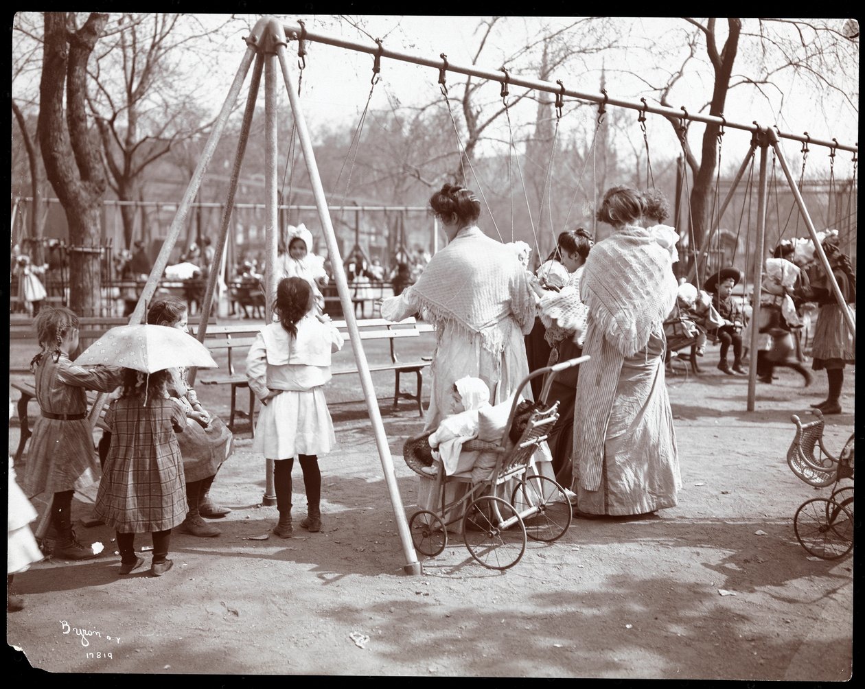 アーバーデーのブランコに乗っている女性と子供、1904年、ニューヨークのトンプキンススクエアパーク（シルバーゼラチンプリント） 作： バイロンカンパニー