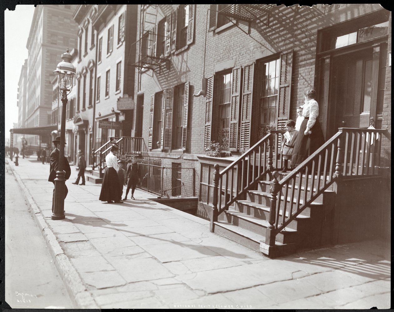 National Fruit und Flower Guild、247 Spring Street、1906（銀ゼラチンプリント）の支柱およびその近くの女性と子供 作： バイロンカンパニー