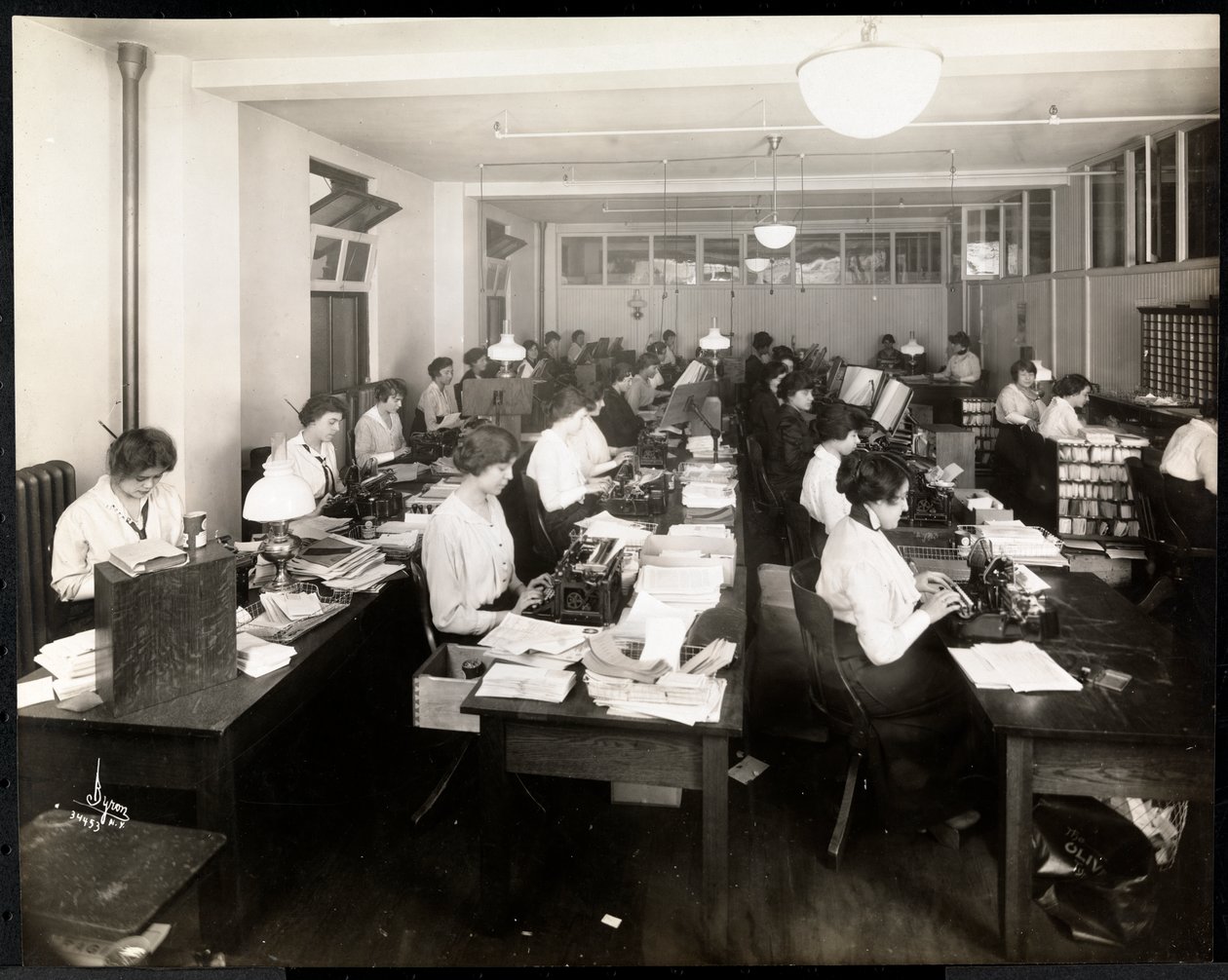 Mantle Co. of America、ニューヨーク、1915年または1916年のシルバーゼラチンプリントのオフィスに入力する女性） 作： バイロンカンパニー