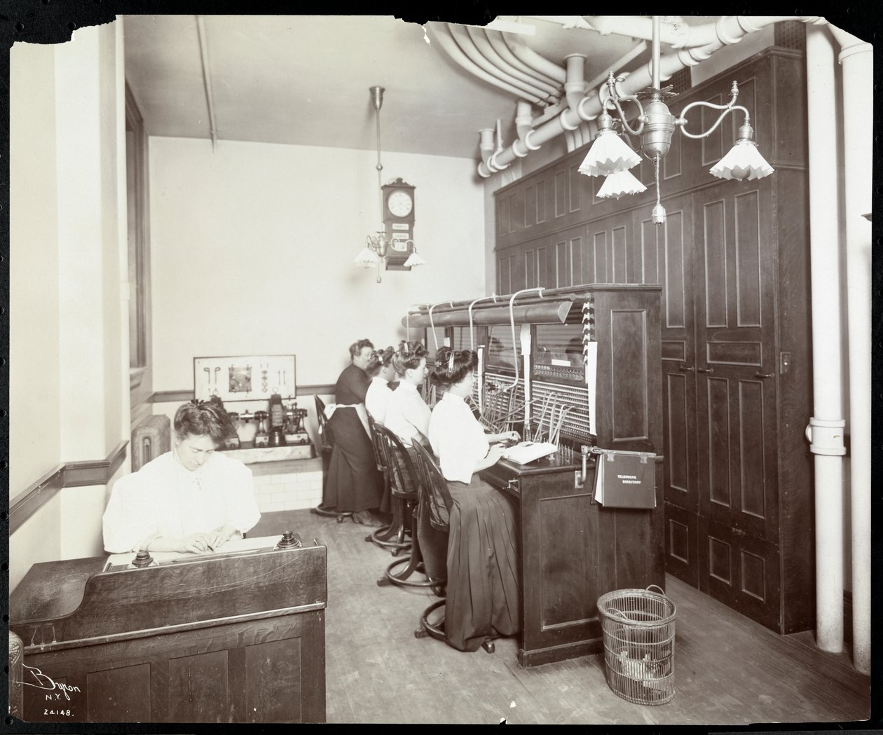 1907年、ニューヨークの23rdストリートとマディソンアベニューにあるMetropolitan Life Insurance Co.の配電盤で働く女性たち（銀ゼラチンプリント） 作： バイロンカンパニー