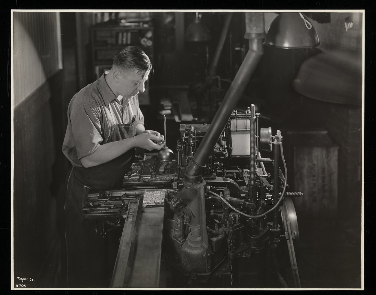 Unz und Co.、24 Beaver Street、New York、1932（銀ゼラチンプリント）でモノタイプマシンで作業 作： バイロンカンパニー