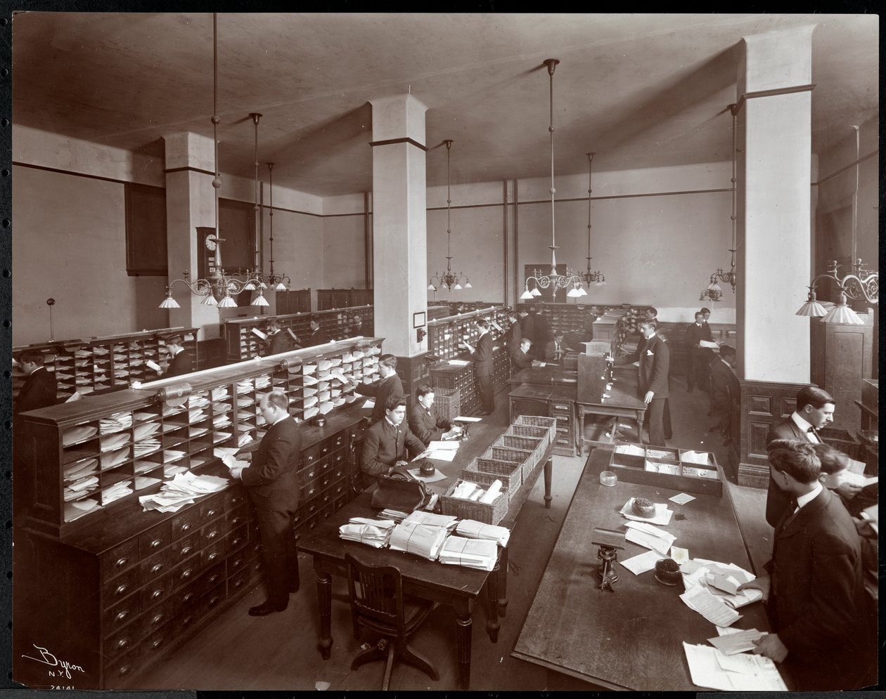 1907年にニューヨークの23rd StreetとMadison AvenueにあるMetropolitan Life Insurance Co.の郵便室で働いていた若い男性（銀ゼラチンプリント） 作： バイロンカンパニー