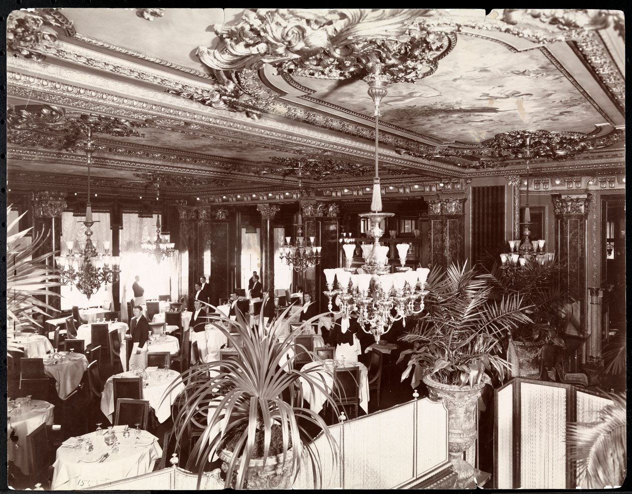 ホテルサボイのダイニングルーム、1895-96年頃（銀ゼラチンプリント） 作： バイロンカンパニー
