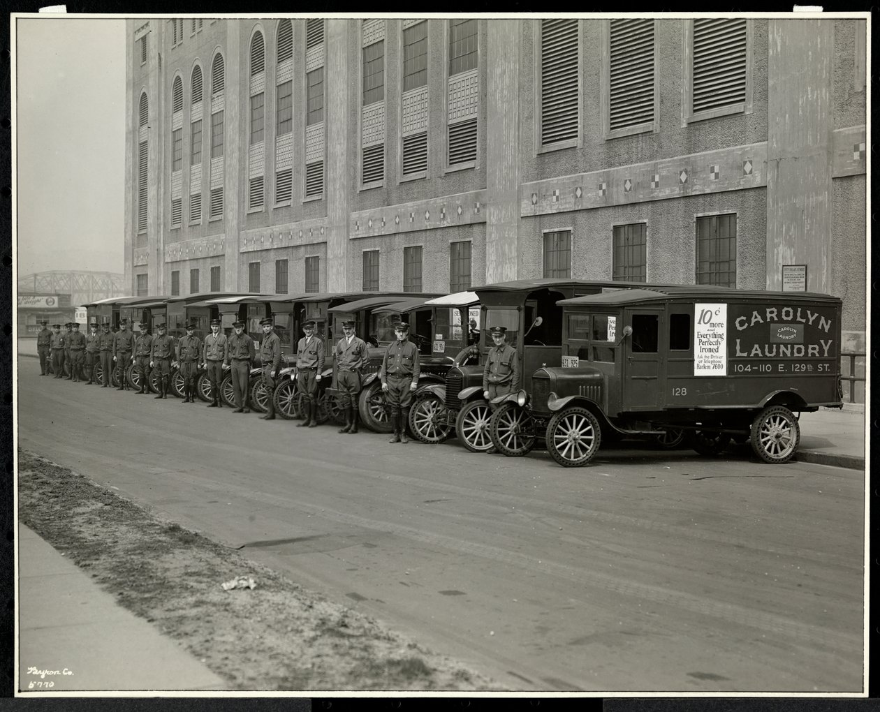 1929年、ニューヨーク州イーストハーレム、111 East 128th Streetにあるキャロリンランドリーの外に停車した配送トラックのライン（銀ゼラチンプリント） 作： バイロンカンパニー