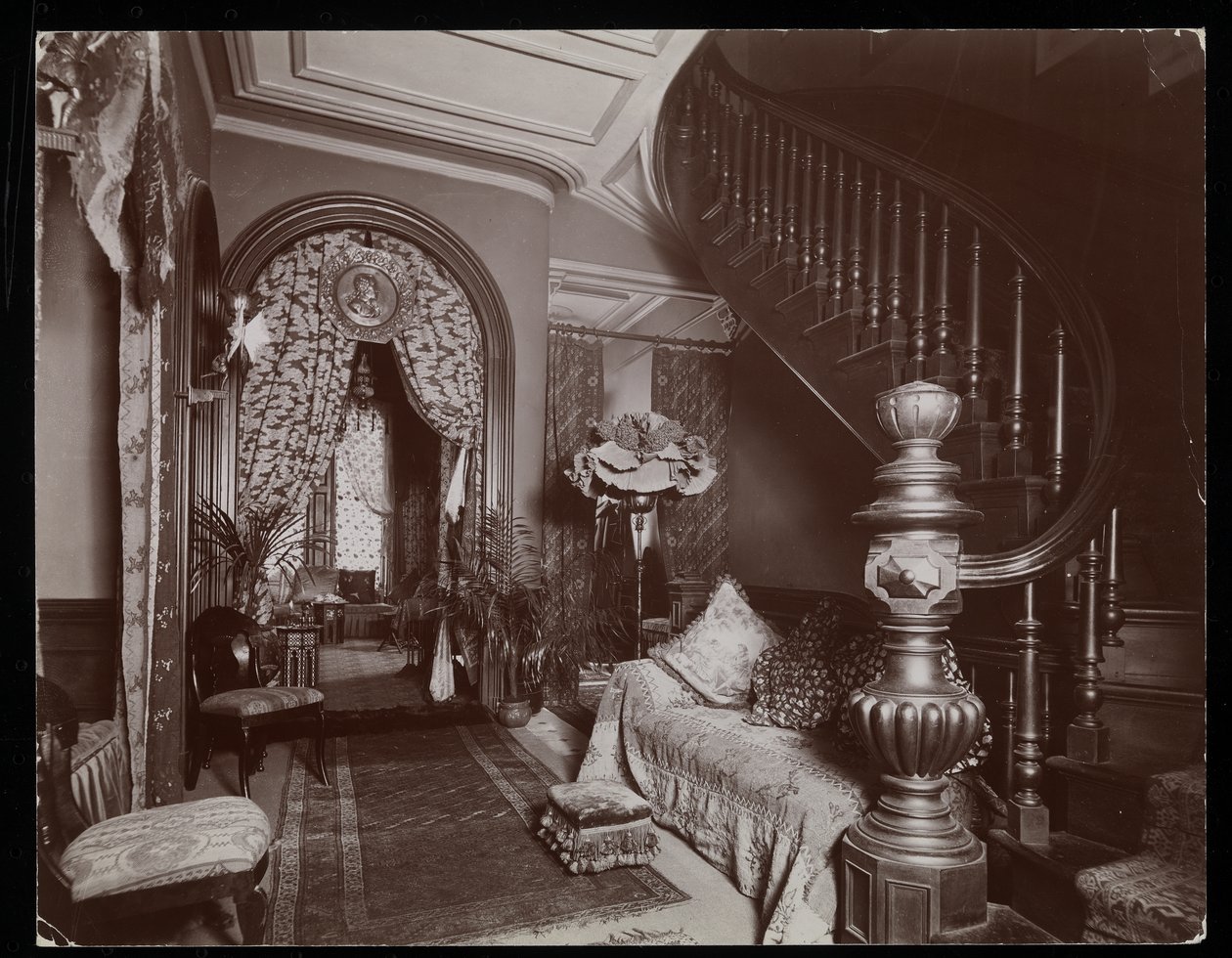 1896-98年、ニューヨーク、11 West 45th Streetにあるブレイクリーホールの邸宅にある華やかなリビングルーム（銀ゼラチンプリント） 作： バイロンカンパニー
