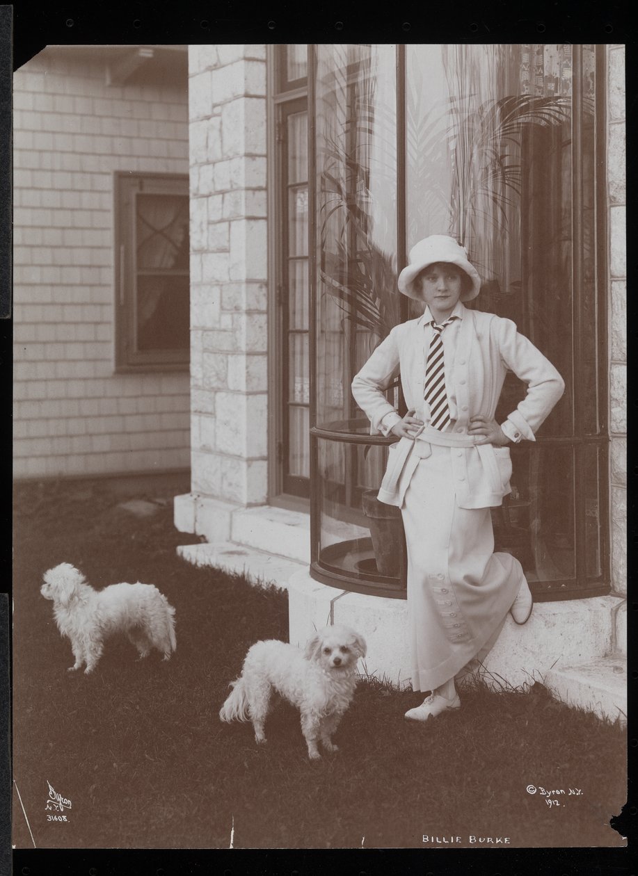 1912年、ニューヨークのヘイスティングソンにある彼女の家、バークレークレストにいるビリーバークと2匹の犬（銀ゼラチンプリント） 作： バイロンカンパニー