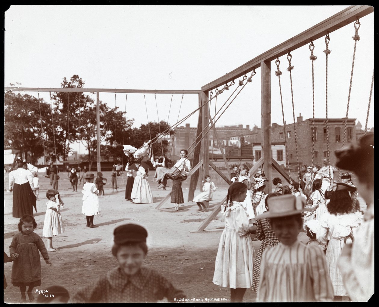 1898年ニューヨーク、ハドソン銀行体育館と遊び場、53番街と11番街でスイングする子供たち（銀ゼラチンプリント） 作： バイロンカンパニー