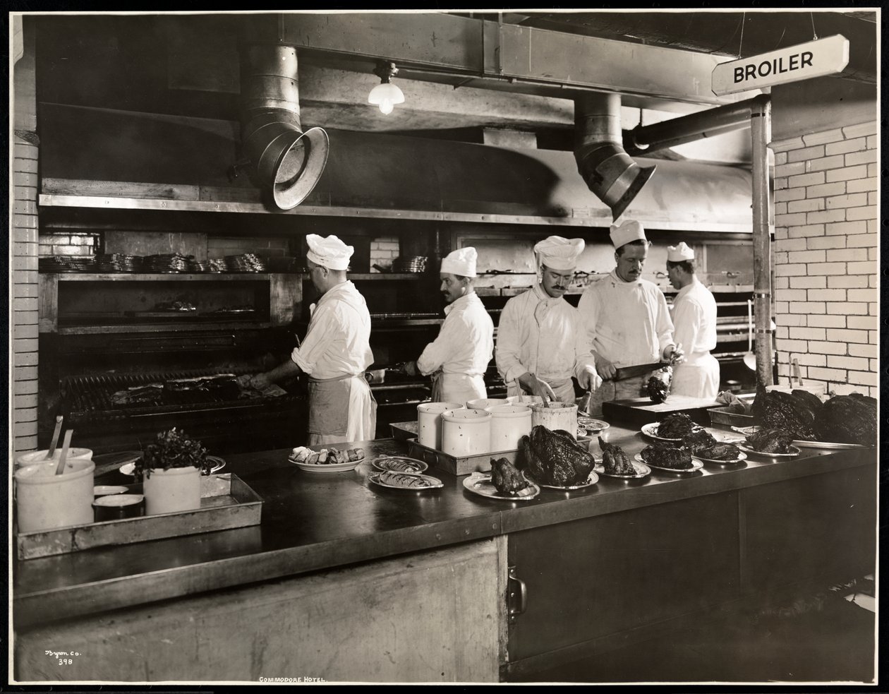 ホテルコモドールのキッチンのブロイラーで料理人、1919年（銀ゼラチンプリント） 作： バイロンカンパニー