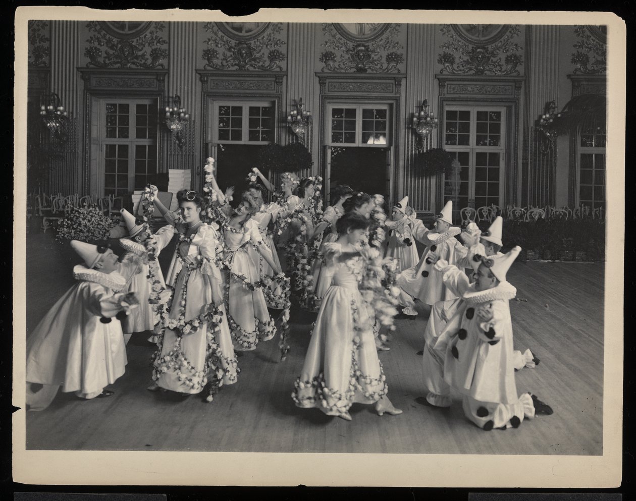 1905年1月31日、ニューヨークのジェームズヘイズンハイドボールで踊る（シルバーゼラチンプリント） 作： バイロンカンパニー