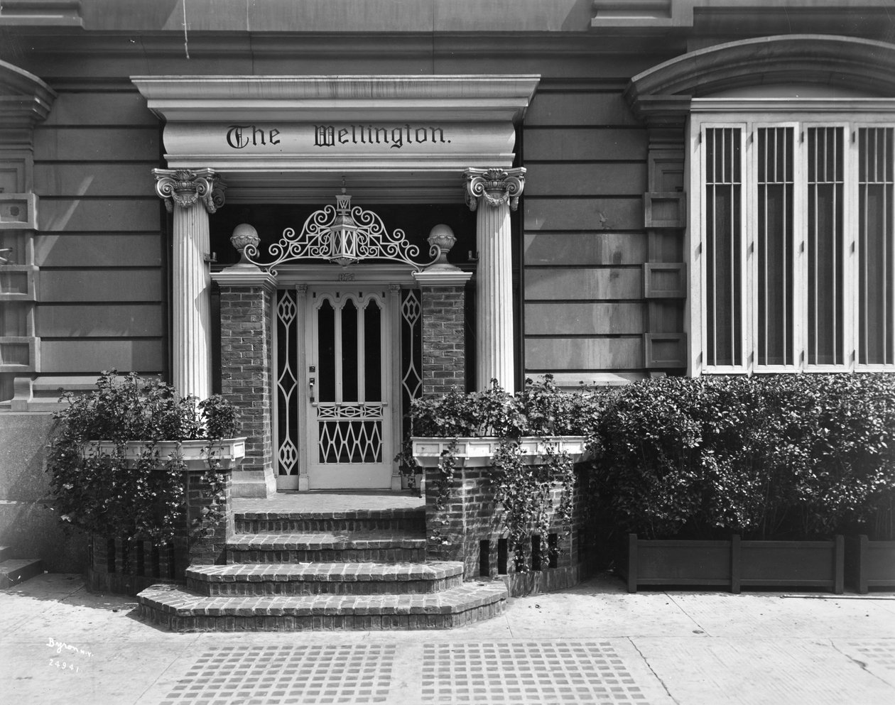ホテルウェリントンへの入り口、871 7th Avenue、ニューヨーク、1907（銀ゼラチンプリント） 作： バイロンカンパニー