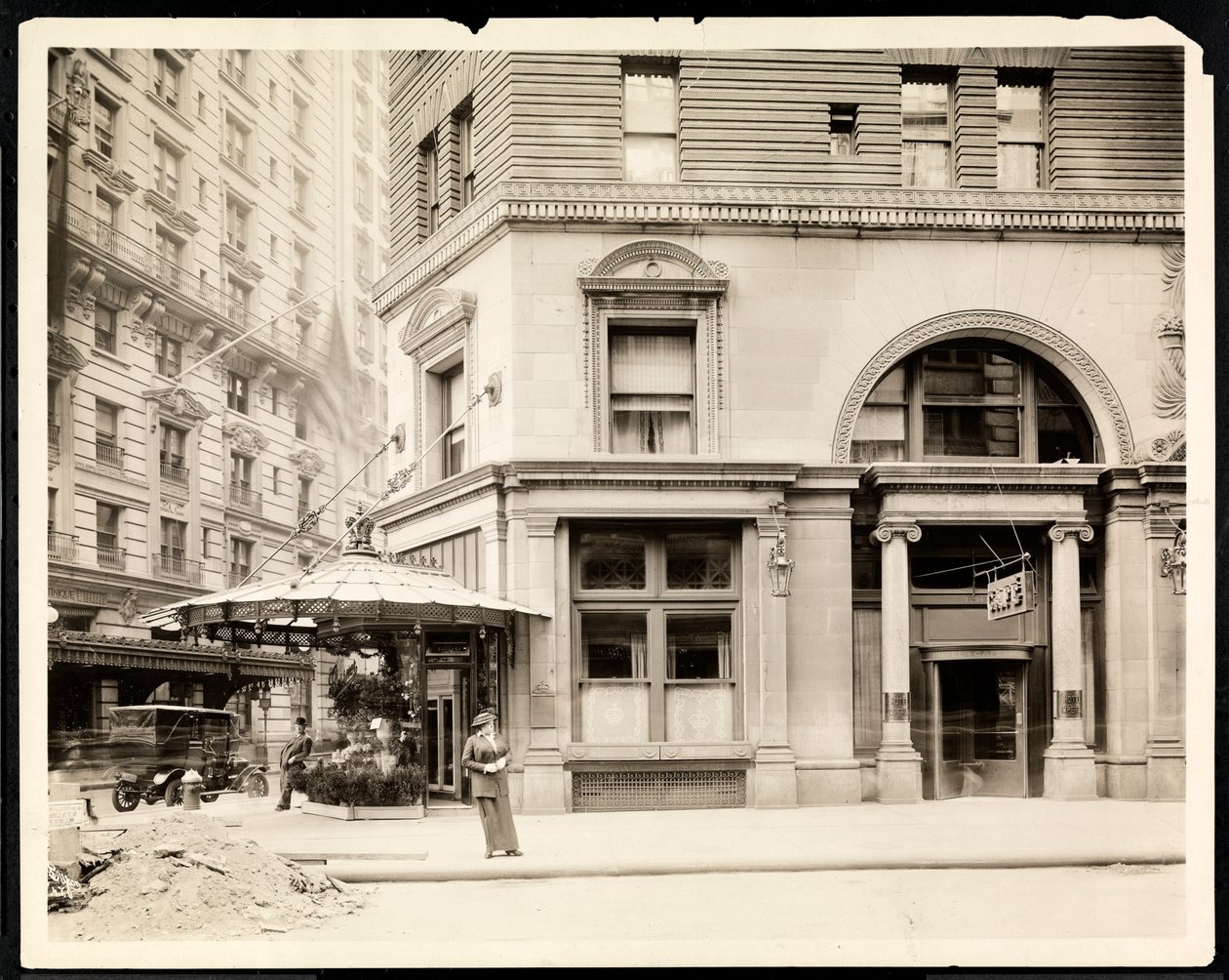 フラワースタンド、ブロードウェイ、ニューヨークの32番街にあるホテルインペリアルカフェの入り口、1905年頃（銀ゼラチンプリント） 作： バイロンカンパニー