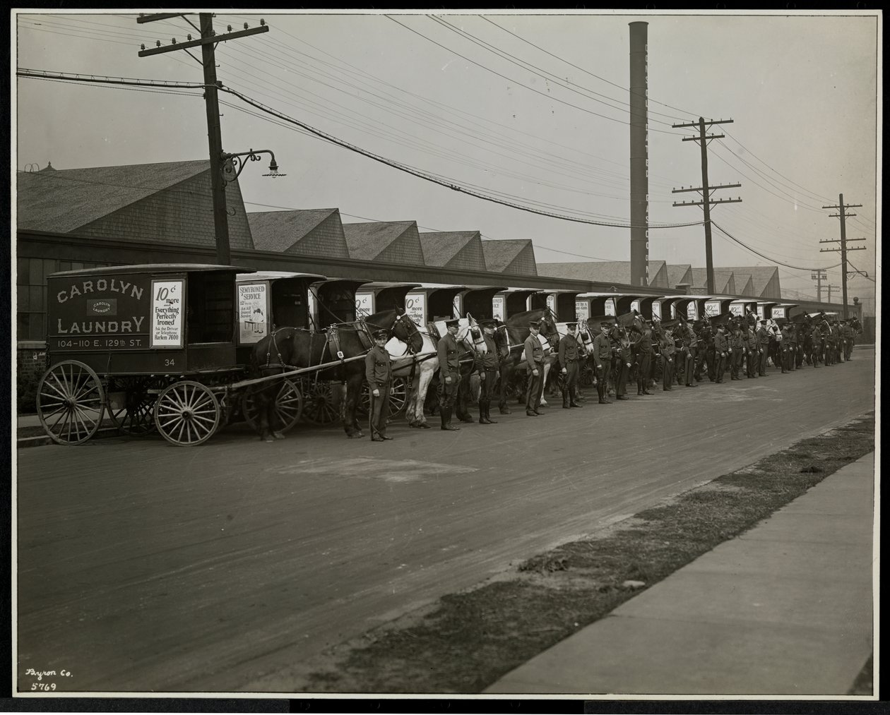 1929年ニューヨーク、イーストハーレム、111 East 128th Streetにあるキャロリンランドリーの外に停車した馬車。 作： バイロンカンパニー