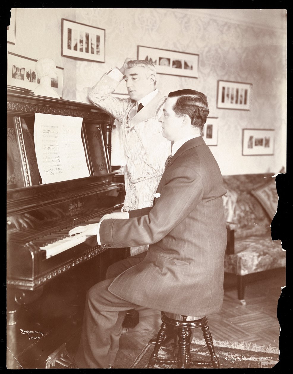 カイル・ベルーとピアノのベルーの家の友人、1908年（シルバーゼラチンプリント） 作： バイロンカンパニー
