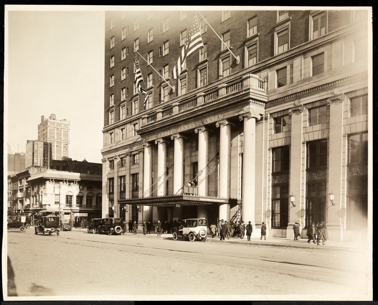 ホテルペンシルバニアのメインエントランス、1919年ニューヨークの7番街と32番街（シルバーゼラチンプリント） 作： バイロンカンパニー