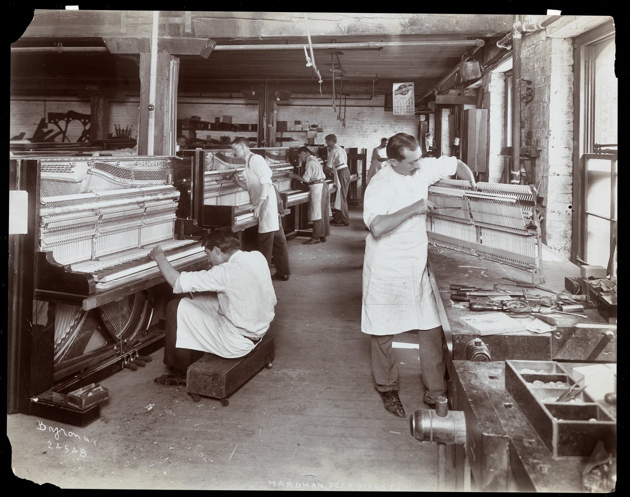 ハードマンで働く男性、ペックとカンパニーのピアノ工場、ニューヨーク、1907年（銀ゼラチンプリント） 作： バイロンカンパニー