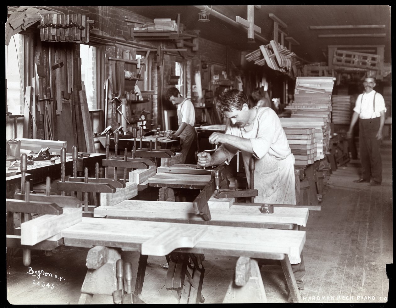 ハードマンで働く男性、ペックとカンパニーのピアノ工場、ニューヨーク、1907年（銀ゼラチンプリント） 作： バイロンカンパニー