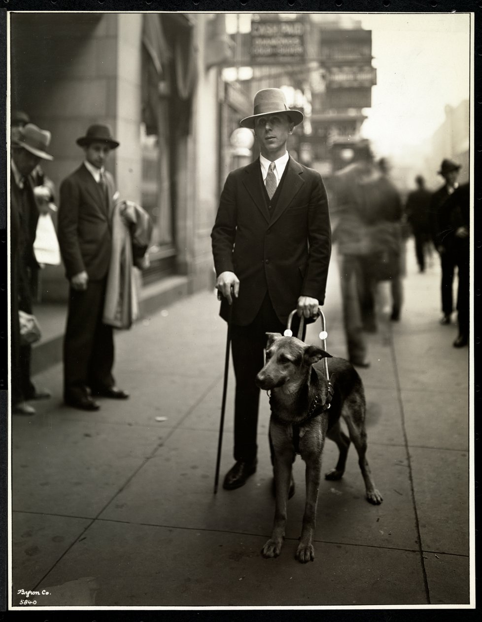 ニューヨーク盲人協会のヒンメル氏、111 East 59th Street、1930年、ニューヨーク市（シルバーゼラチンプリント） 作： バイロンカンパニー