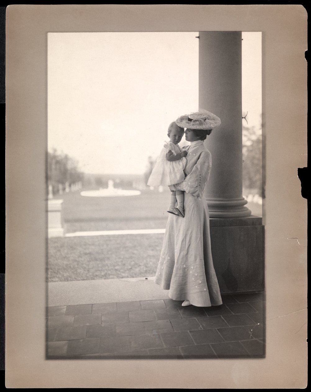 1898〜1910年、ロングアイランドのハーバーヒルの柱廊にいるクラレンスマッカイ夫人と子供（プラチナプリント） 作： バイロンカンパニー