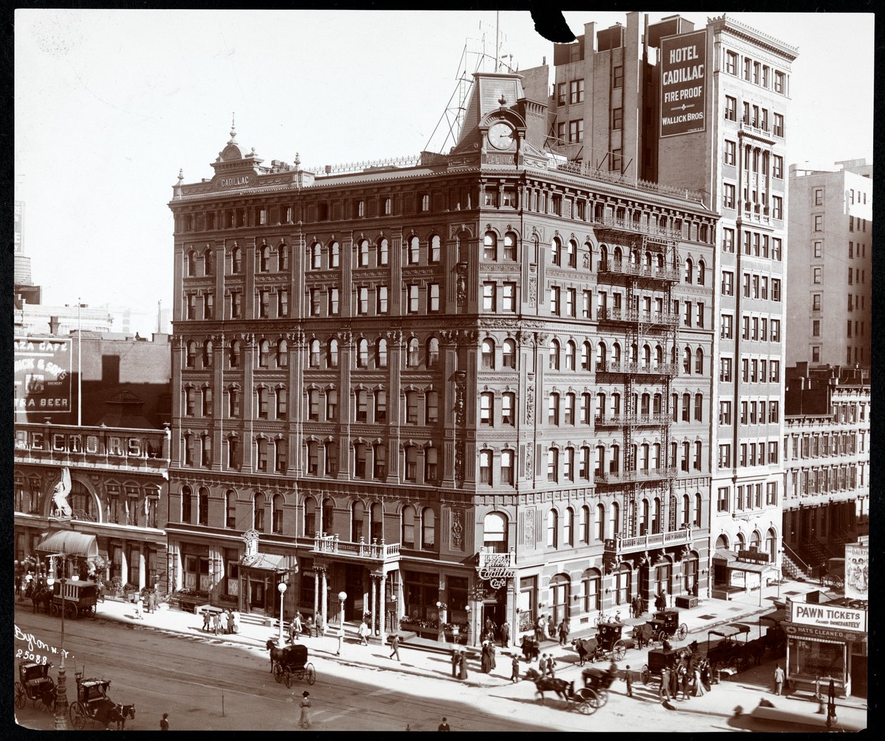 ブロードウェイのホテルキャデラックとニューヨークの43rdストリートの北東の角、1907年（銀ゼラチンプリント） 作： バイロンカンパニー