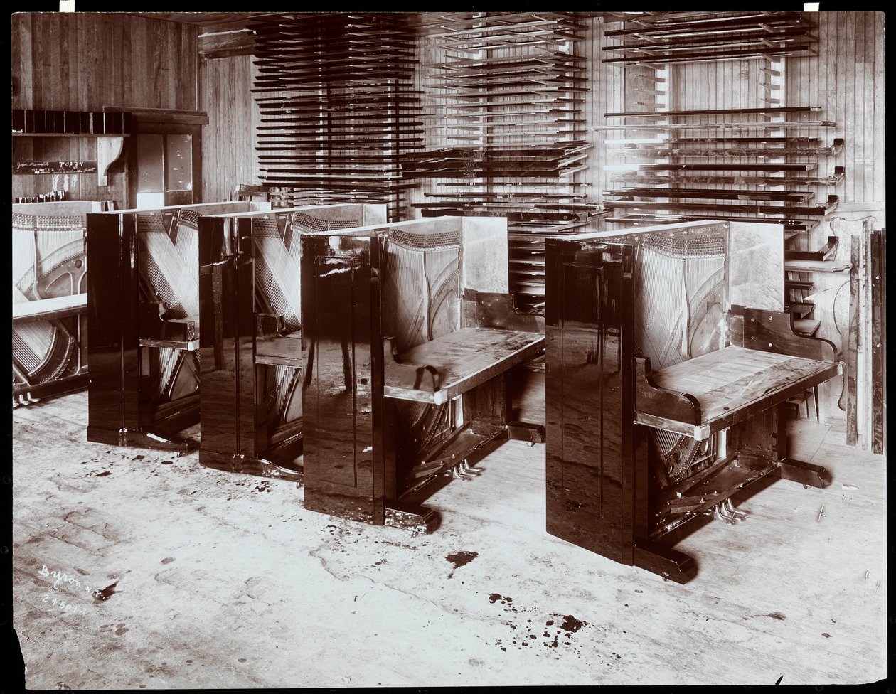 1907年にニューヨークのハードマン、ペックアンドカンパニーの工場で建設中のピアノ（シルバーゼラチンプリント） 作： バイロンカンパニー