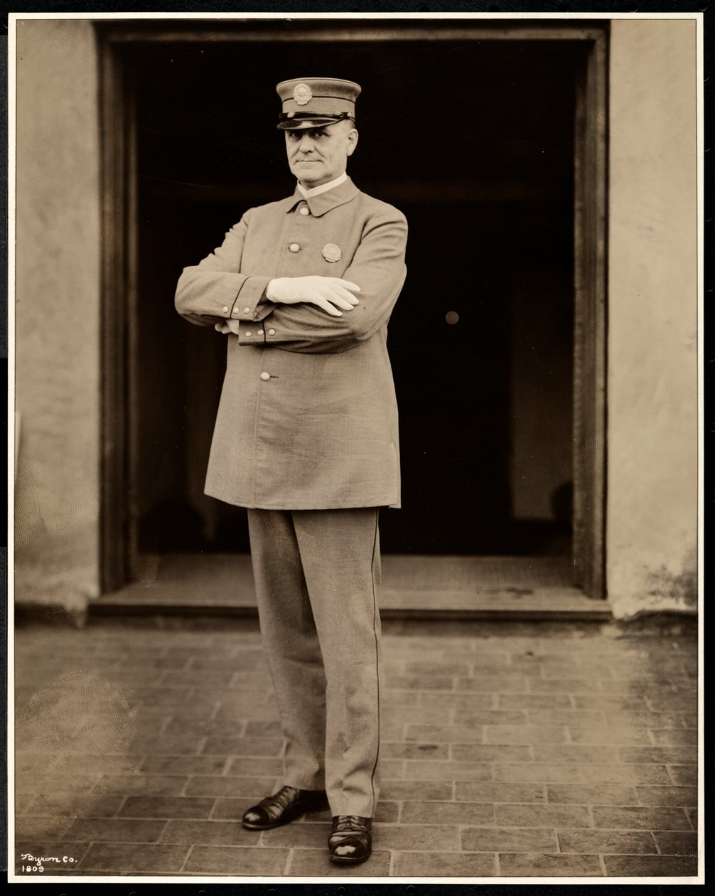 ホテルコモドールで最も高い警官の肖像、1922年（銀ゼラチンプリント） 作： バイロンカンパニー