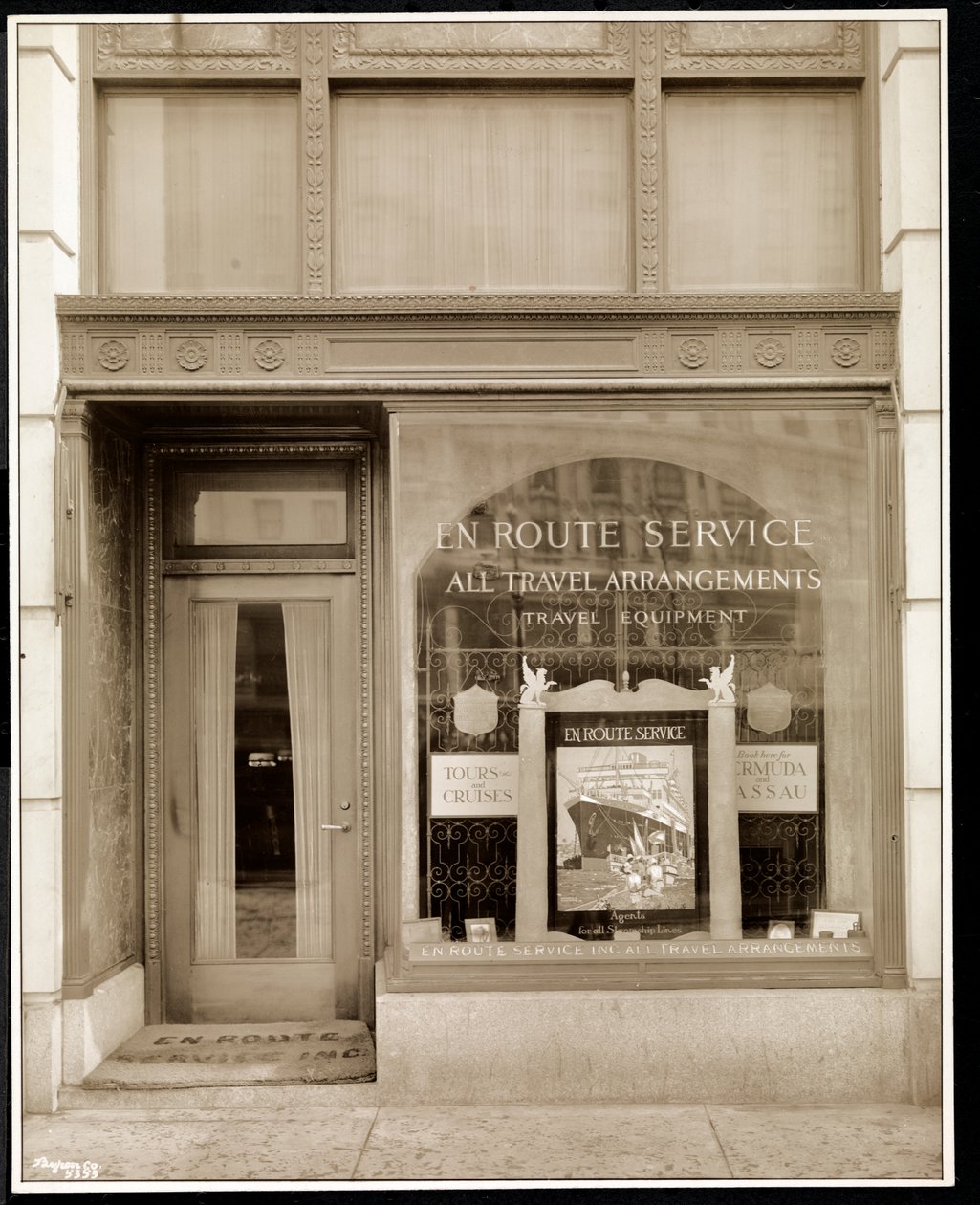 En Route Service、Inc.の店先、1928年ニューヨーク、59番街と5番街にあるサボイプラザホテル（シルバーゼラチンプリント） 作： バイロンカンパニー