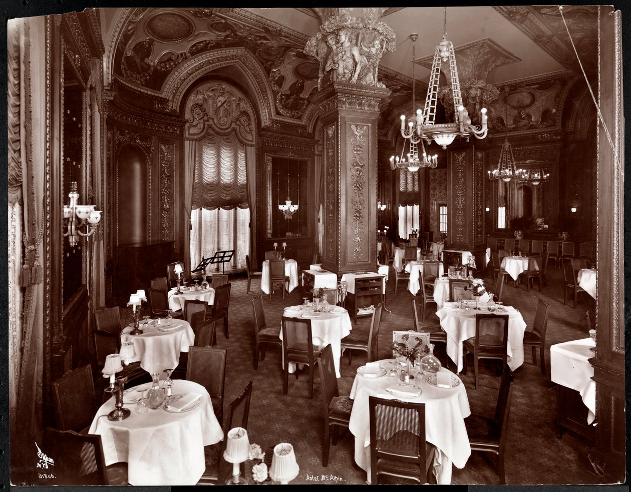 ホテルマカルピンのレディースカフェ、1913年（シルバーゼラチンプリント） 作： バイロンカンパニー