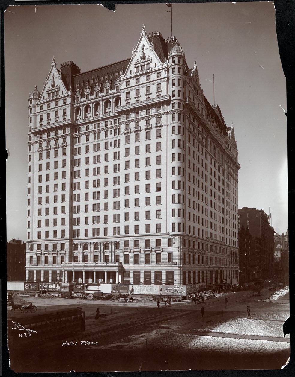 建設中のプラザホテル、ニューヨークの5thアベニューと59thストリート、1907年頃（銀ゼラチンプリント） 作： バイロンカンパニー
