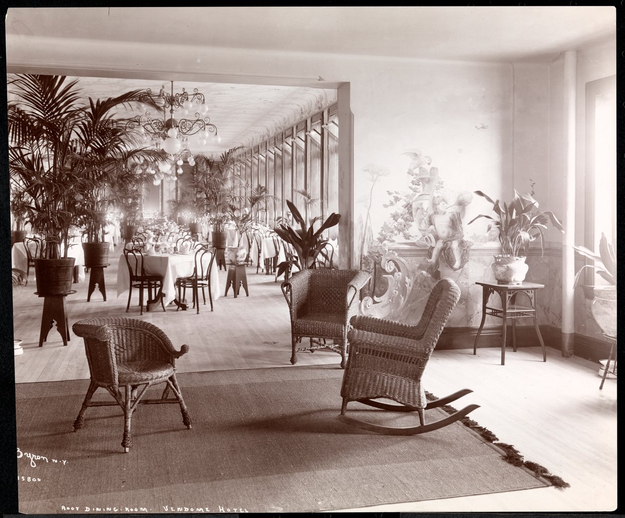 ヴァンドームホテルの屋上ダイニングルーム、1903年（銀ゼラチンプリント） 作： バイロンカンパニー