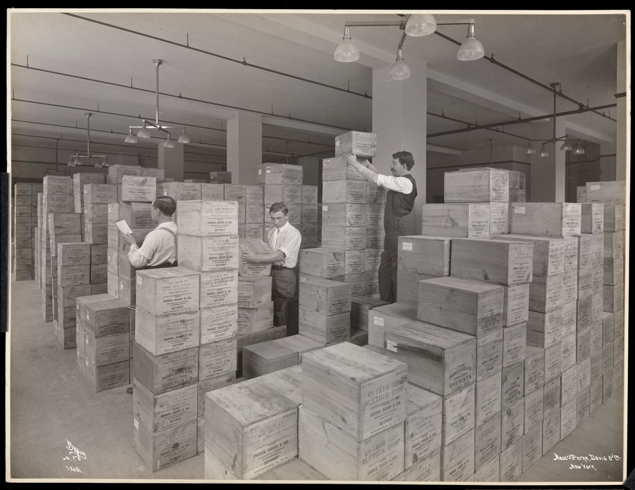 パーク、デービスウント社、化学者、ハドソンウントヴェストリーストリート、ニューヨーク、1910年の配送室にいる男性のビュー（シルバーゼラチンプリント） 作： バイロンカンパニー