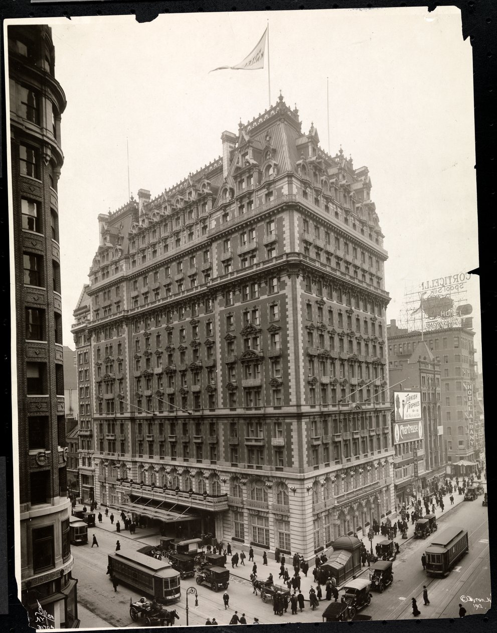 ブロードウェイのホテルニッカーボッカーとニューヨークの42ndストリートの眺め、1912年（銀ゼラチンプリント）