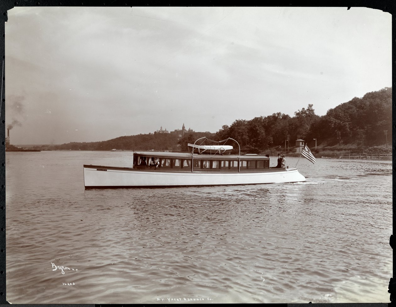 ニューヨークのヨットのデリシアの眺め、ニューヨークのモリスハイツ近くのハドソン川沿いのLaunch und Engine Co.、1903年（銀ゼラチンプリント） 作： バイロンカンパニー