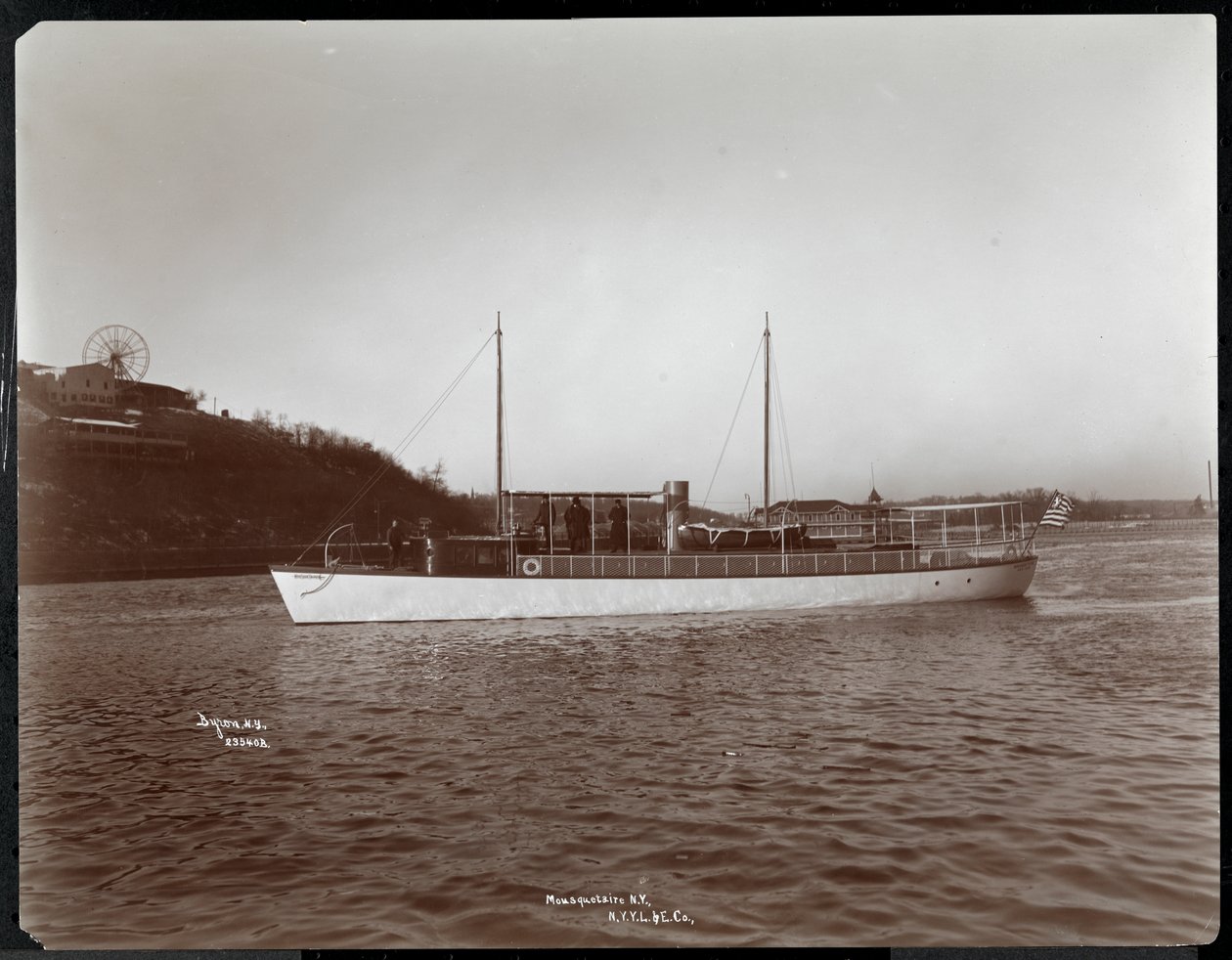 ニューヨークヨットのヨットムスクテールのビュー、1905年、ニューヨークのハーレム川にあるLaunch und Engine Co.（シルバーゼラチンプリント） 作： バイロンカンパニー